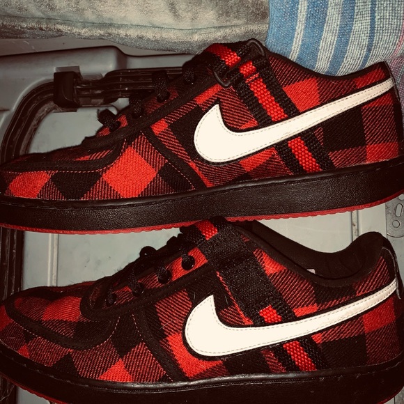 New Condition Rare Red&Black Plaid Nike low cut with Velcro strap plus shoelace - Picture 3 of 3